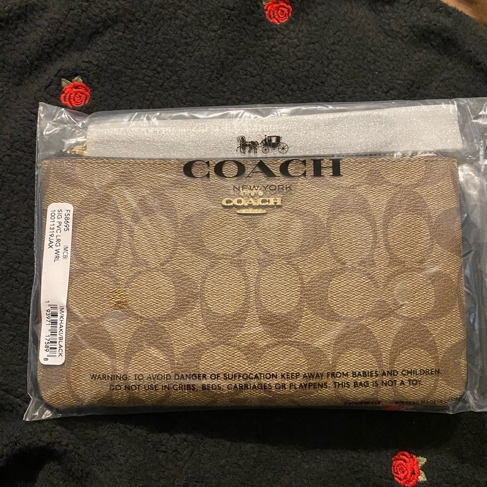 🌹🌹🌹Large Coach wristlet NWT🌹🌹🌹 - Picture 3 of 4